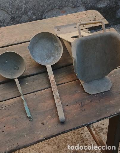 Antig&uuml;edades: Lote Antiguo de Cazos de Colada para Fundici&oacute;n y Soporte Met&aacute;lico (Herramienta de Taller)