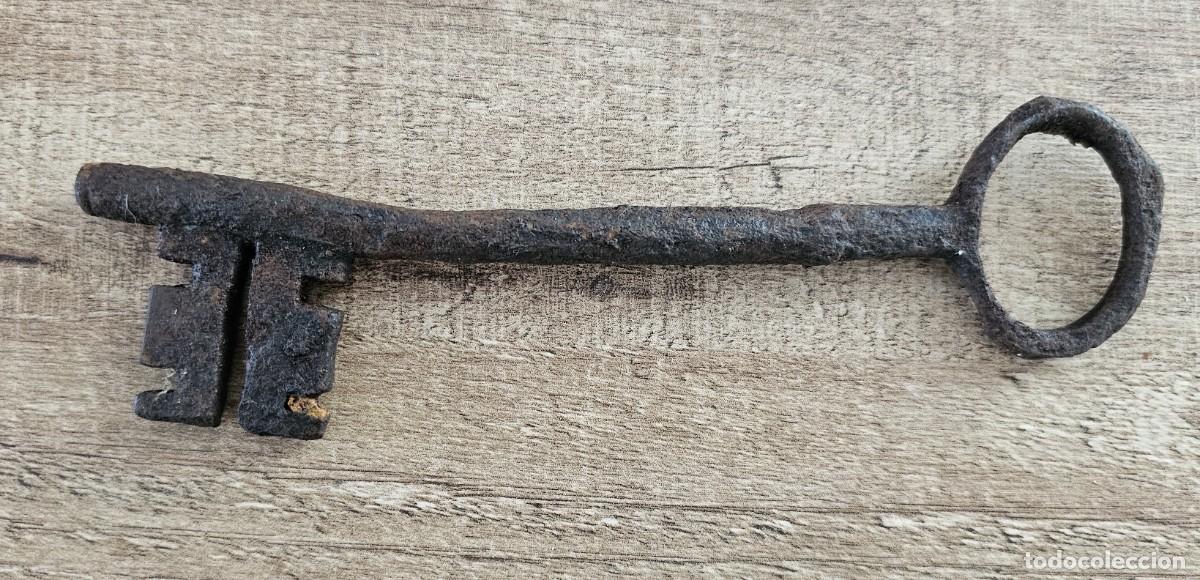 Antig&uuml;edades: LLAVE DE FORJA ANTIGUA 18 cm - No sabr&iacute;a datarla