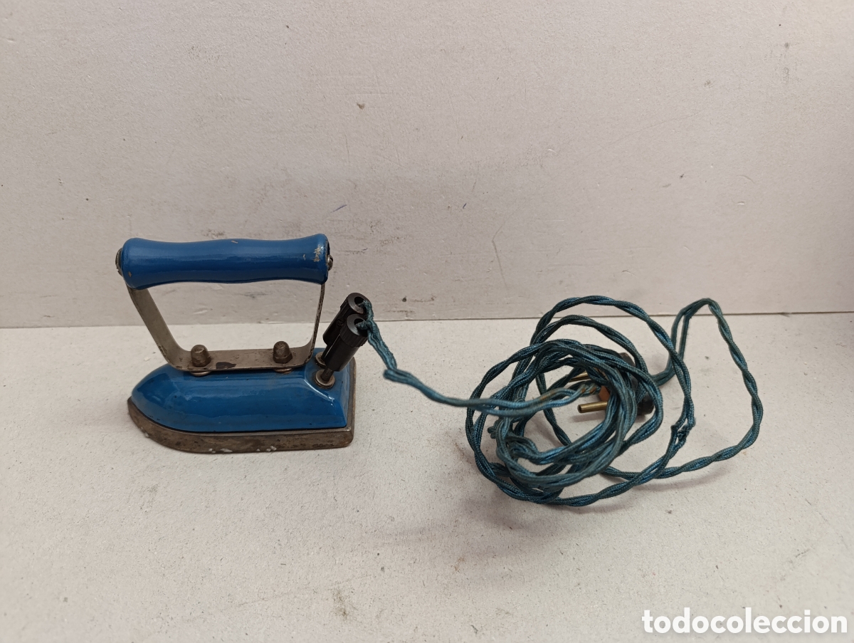 Antiques: PLANCHA ANTIGUA EN MINIATURA O DE JUGUETE. EN METAL ESMALTADO EN AZUL. ASA MADERA.