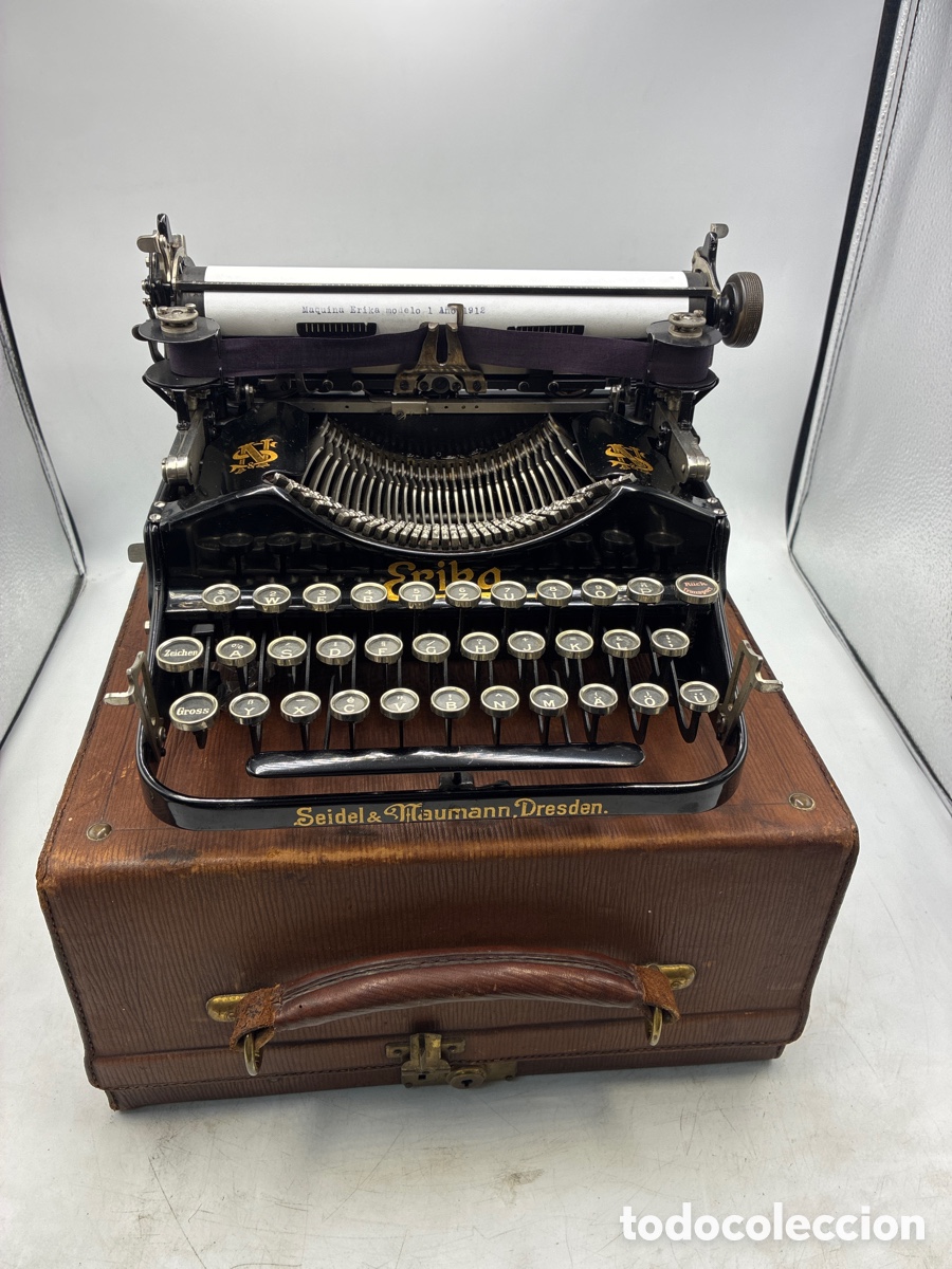 Antig&uuml;edades: M&aacute;quina de escribir Erika Plegable Modelo 1 con estuche.
