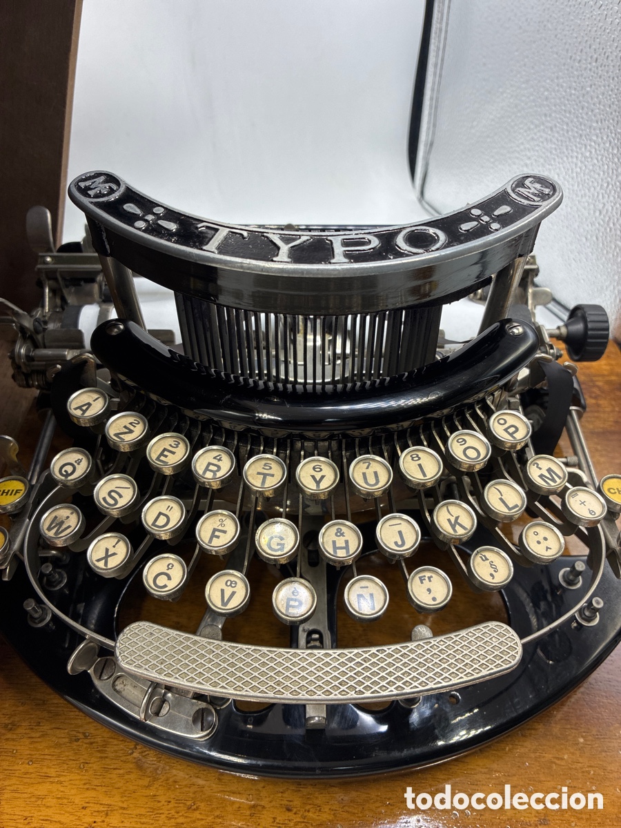 Antig&uuml;edades: M&aacute;quina de Escribir Typo con base y tapa de madera .