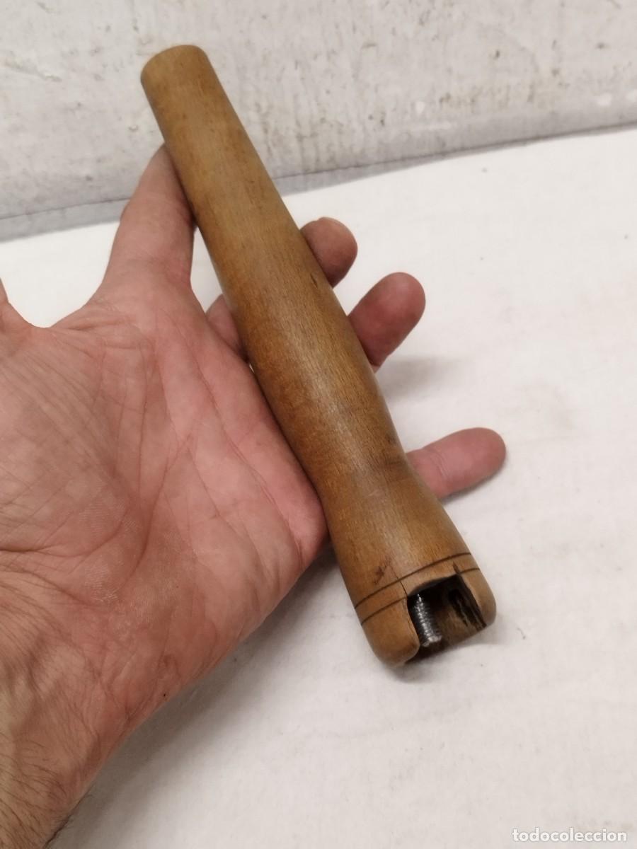Antig&uuml;edades: Antiguo mango de madera para herramienta a identificar.