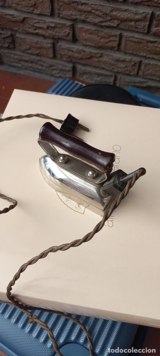 Antig&uuml;edades: Plancha peque&ntilde;a de viaje o de cuello y mangas el&eacute;ctrica vintage