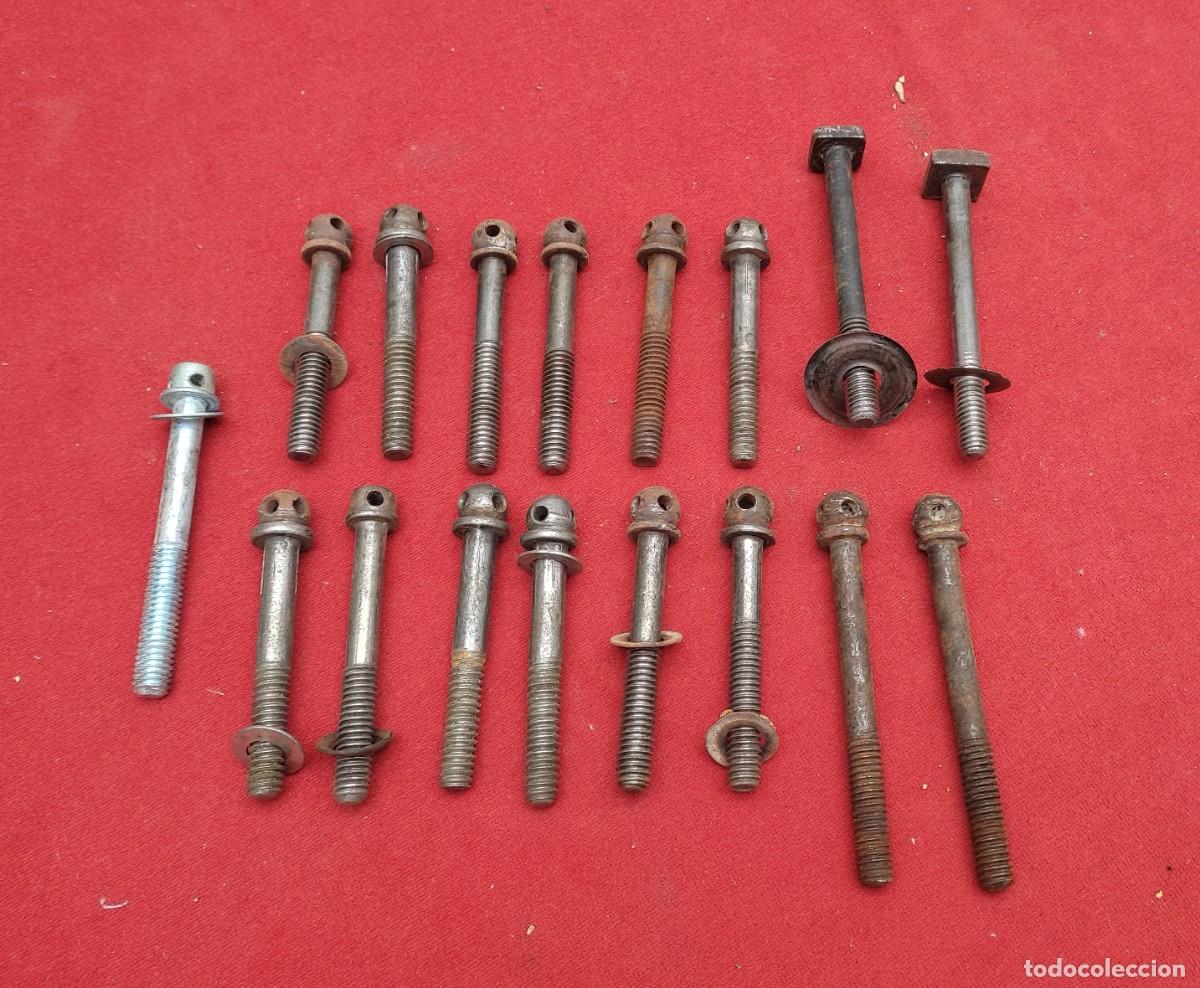 Antig&uuml;edades: 18 tornillos de metal para muebles, camas