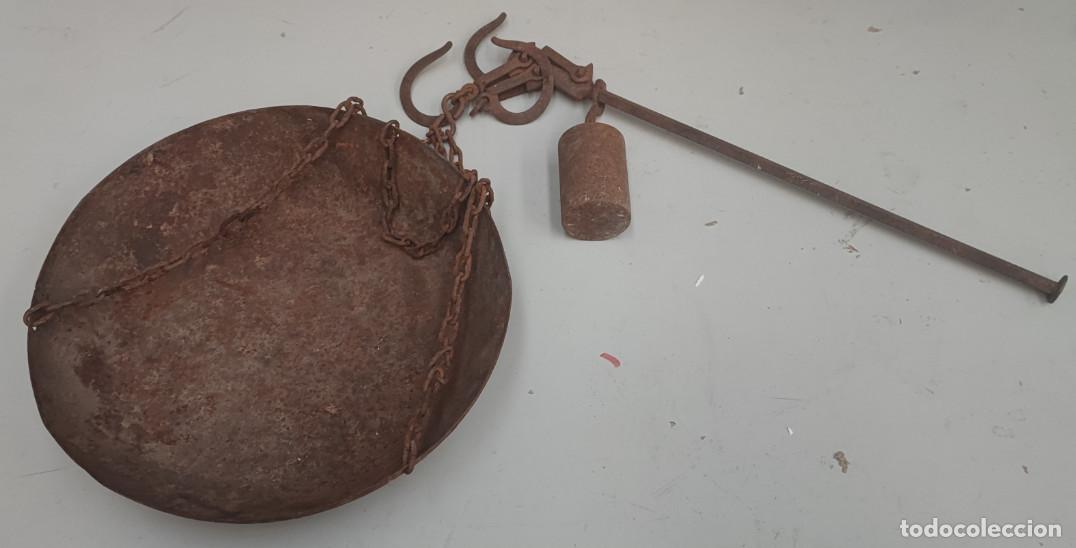 Antig&uuml;edades: ANTIGUA ROMANA CON PLATO, BALANZA, BASCULA