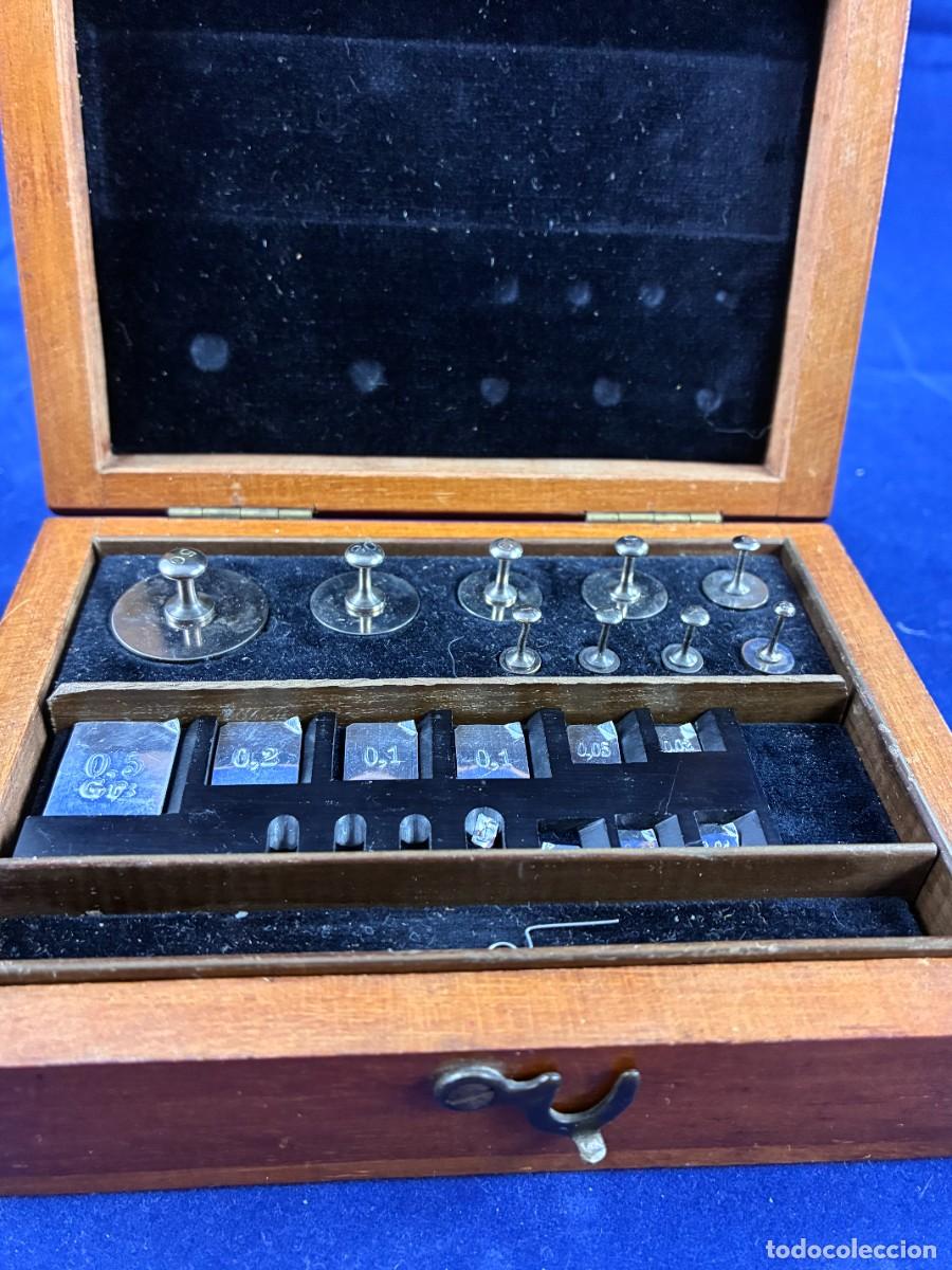 Antiquit&auml;ten: Juego Pesas Balanza Precisi&oacute;n Laboratorio Farmacia 50g a 0,01g Ca. 1950 Madera Muy Bueno