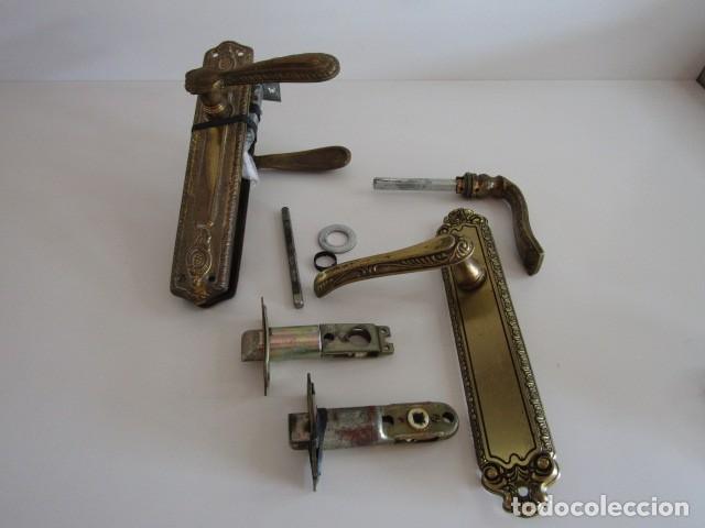 Antig&uuml;edades: LOTE DE MANILLAS ANTIGUAS DE LATON DORADO CON PLACA DE ESTILO RETRO VINTAGE