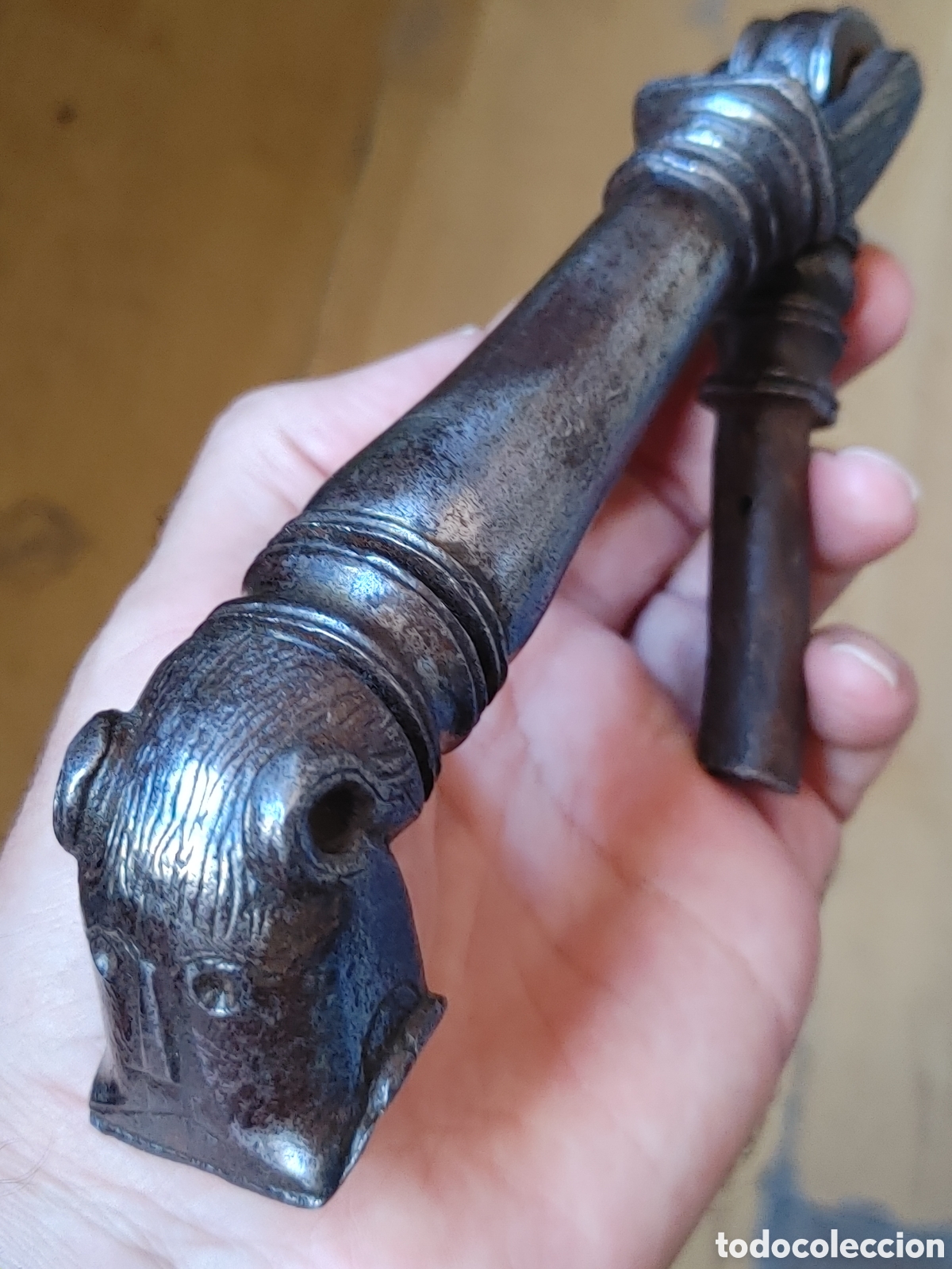 Antig&uuml;edades: Llamador en hierro forjado zoomorfo. S. XVI.