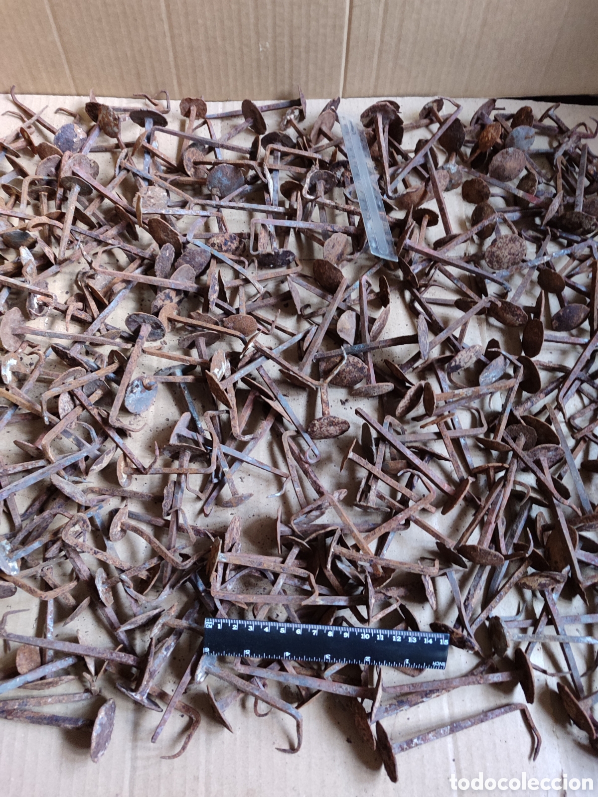 Antig&uuml;edades: Clavos de cazoleta.Lotazo de antiguos clavos de hierro forjado a mano.7kg.clavos de forja de puerta