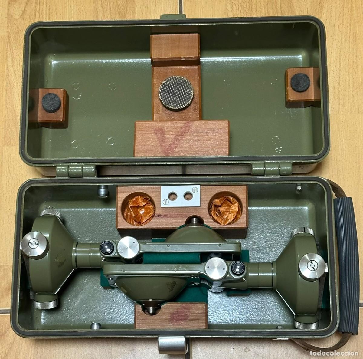 Antig&uuml;edades: Pareja de Blancos &Oacute;pticos de Precisi&oacute;n KERN Swiss &ndash; Instrumentos de Alineaci&oacute;n y Topograf&iacute;a con Estu