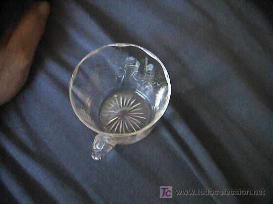 Antiquit&auml;ten: TAZA DE CRISTAL TALLADO CON ASA. SIGLO XIX. Mide 5 cm. x 7 cm.