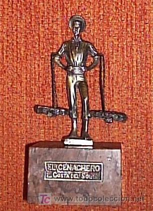 Antiguidades: Antigua figura de cenachero malague&ntilde;o en bronce. Recuerdo de M&aacute;laga. Con pedestal de piedra. Medidas