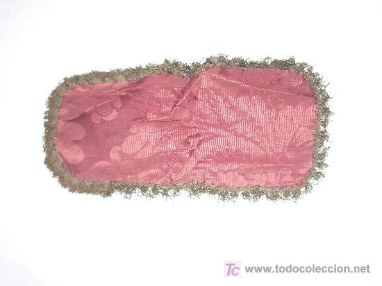 Antig&uuml;edades: Pa&ntilde;o con borde en puntilla dorada.