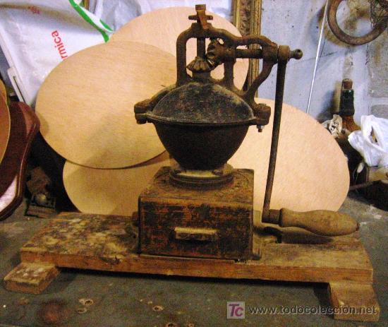 Antiques: Molinillo Peugeot Freres, con parte madera donde estaba anclado, original