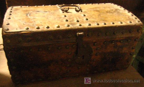 Antig&uuml;edades: Arqueta de madera y piel a restaurar - Foto 1
