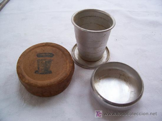 Antig&uuml;edades: copa de bolsillo (aluminio) en su caja de carton (copa mide 6cm de alto y diametro aprox)