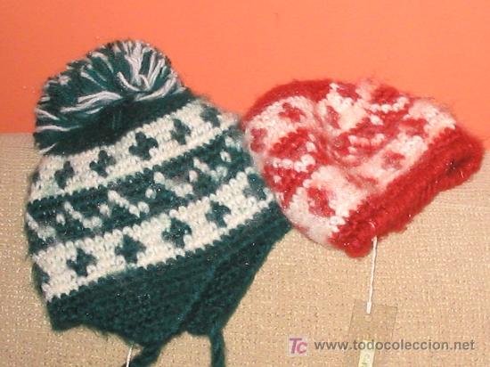 Antig&uuml;edades: Dos gorritos de lana para bebe - Foto 1