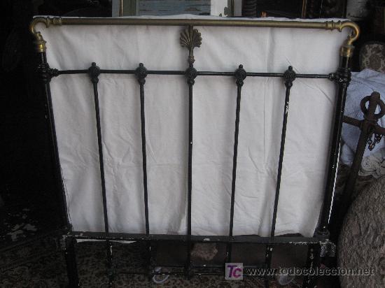 Antig&uuml;edades: CABEZAL DE CAMA EN HIERRO Y LATON - Foto 1