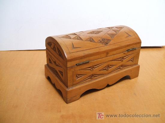 Antig&uuml;edades: Joyero de madera tallada a mano, de los 40