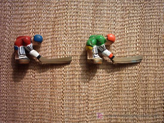 Antig&uuml;edades: FIGURAS DE JUGADORES EN BRONCE POLICROMADO. 13 x 7 cm.