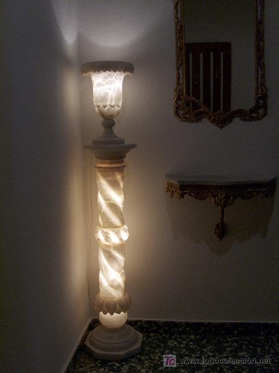 Antiquit&eacute;s: Columna de alabastro con luz interior de 140 cm. de altura y 28 cm. de di&aacute;metro.