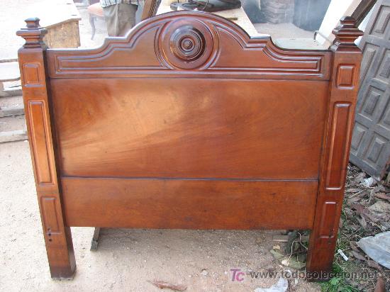 Antig&uuml;edades: Preciosa cama de caoba maciza. - Foto 1