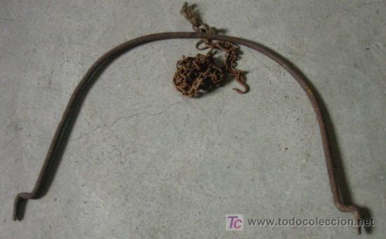 Antig&uuml;edades: Hierro de brocal de pozo, con cadena - Foto 1