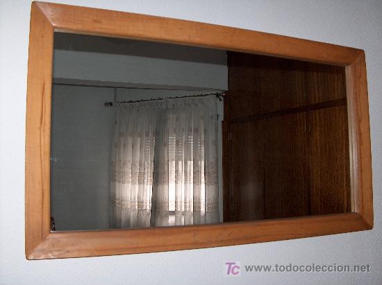 Antig&uuml;edades: Antiguo espejo con marco de madera, de 110x63cm.