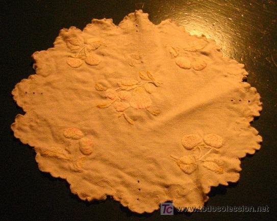 Antiguidades: Tapete bordado sobre tela 'Aida', 34 cms de di&aacute;metro
