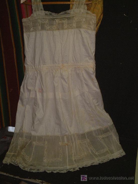 Antig&uuml;edades: ROPA DE MUDA SR&ordf;, PP.SG.XX. HILO CON ORGANZA PUNTILLA . 110 LARGO, BOTONES NACAR TRASEROS, TIRANTES