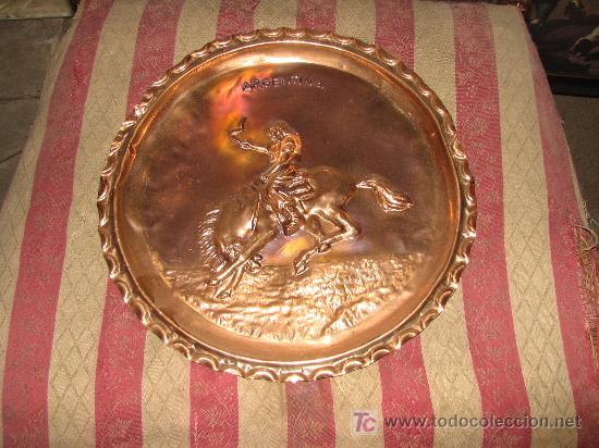 Antig&uuml;edades: Plato de cobre repujado. 27,5 cm diametro