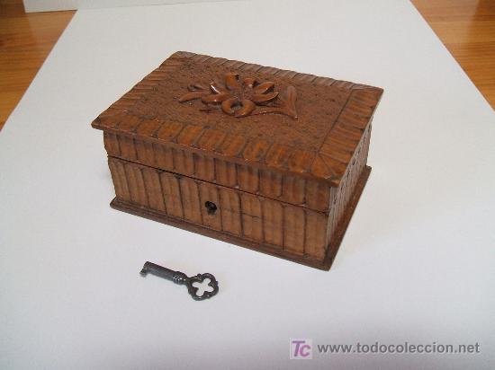 Antig&uuml;edades: Joyero finamente tallado en cerezo con su llave.  a&ntilde;os 20