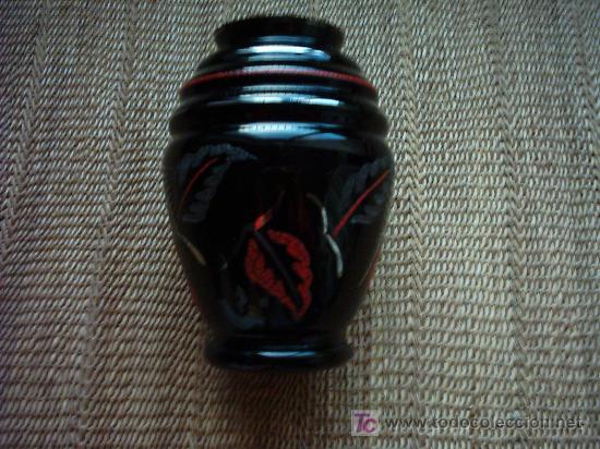 Antiguidades: ANTIGUO JARRON DE OPALINA NEGRA. DECORADO CON HOJAS Y BANDAS EN PLATA Y ROJO. 19 Cm.