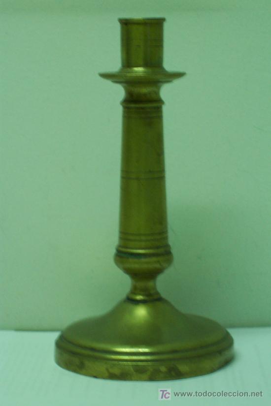Antig&uuml;edades: Candelero de lat&oacute;n del XVIII - Foto 1