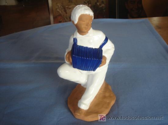 Antig&uuml;edades: NI&Ntilde;O TOCANDO ACORDE&Oacute;N, 23.5 CMS. DE ALTURA. MARCA EN BASE (VALENCIA).