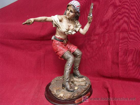 Antiguidades: Elegante figura de mujer pirata sobre base de madera. Louis Collection