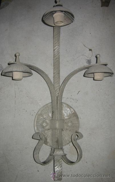 Antig&uuml;edades: L&aacute;mpara de pared de 63 cms aprox. de forja - Foto 1