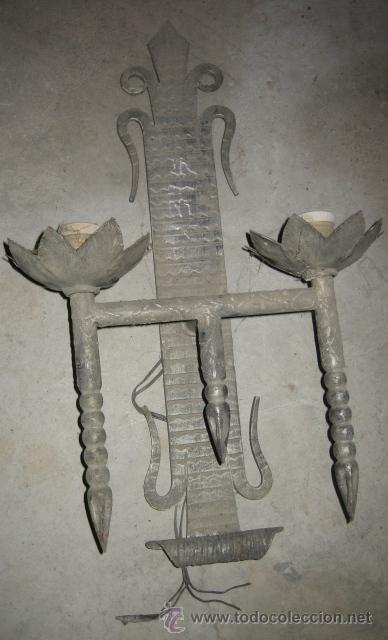 Antig&uuml;edades: L&aacute;mpara de pared de 57 cms aprox. de forja - Foto 1