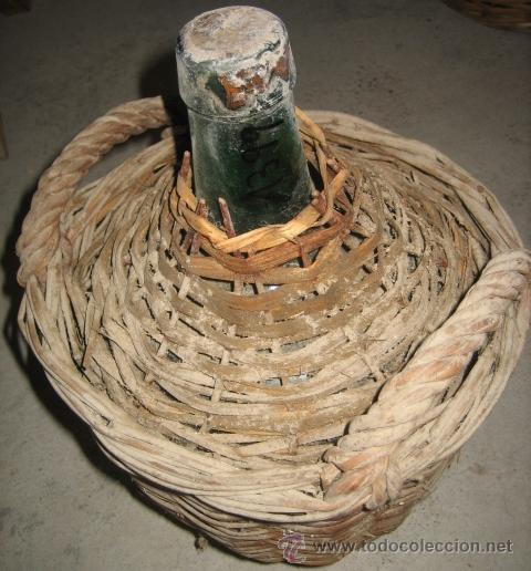 Antig&uuml;edades: Garrafa forrada de ca&ntilde;a, de 33 cms - Foto 1
