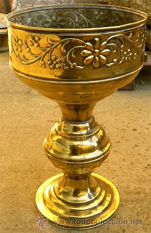 Antig&uuml;edades: Copa de laton, medida 42,5 cm x 25 cm diametro
