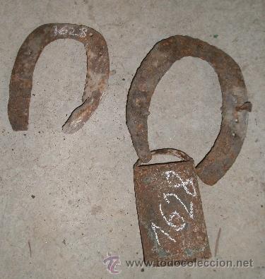 Antig&uuml;edades: 2 herraduras y campana - Foto 1