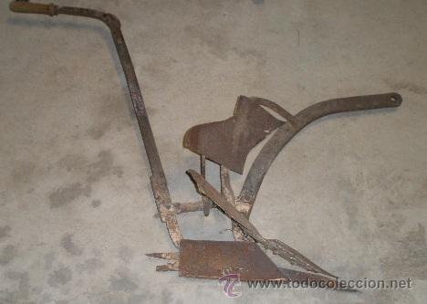 Antig&uuml;edades: Arado de doble vertedera - Foto 1