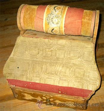 Antig&uuml;edades: Antiguo Costurero - caja bolillos. Rodillo para encaje de bolillos. Medida 30,5 x 34 x 38,5 cm