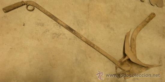 Antig&uuml;edades: Arado de doble vertedera - Foto 1
