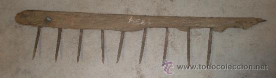 Antig&uuml;edades: Rastrillo de 113 cms aprox - Foto 1