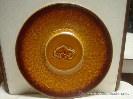 Antig&uuml;edades: PLATO DE BISONTE, -IBERO TANAGRA- SANTANDER. SELLO EN BASE. 25 CMS. DE DI&Aacute;METRO.