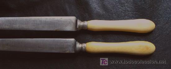 Antiguidades: PAREJA DE CUCHILLOS DE MESA ANTIGUOS. MANGO DE MARFIL