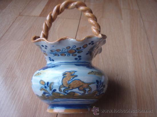 Antig&uuml;edades: CESTO PINTADO A MANO DE TALAVERA. SELLO EN BASE. 19.5 CMS. DE ALTURA (ASA INCLUIDA).
