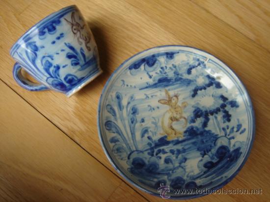Antig&uuml;edades: PLATO Y TAZA PINTADO A MANO DE TALAVERA - MONTEMAYOR. SELLO EN BASE.
