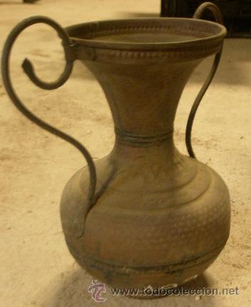 Antig&uuml;edades: Jarrita de bronce de 21 cms de alto - Foto 1